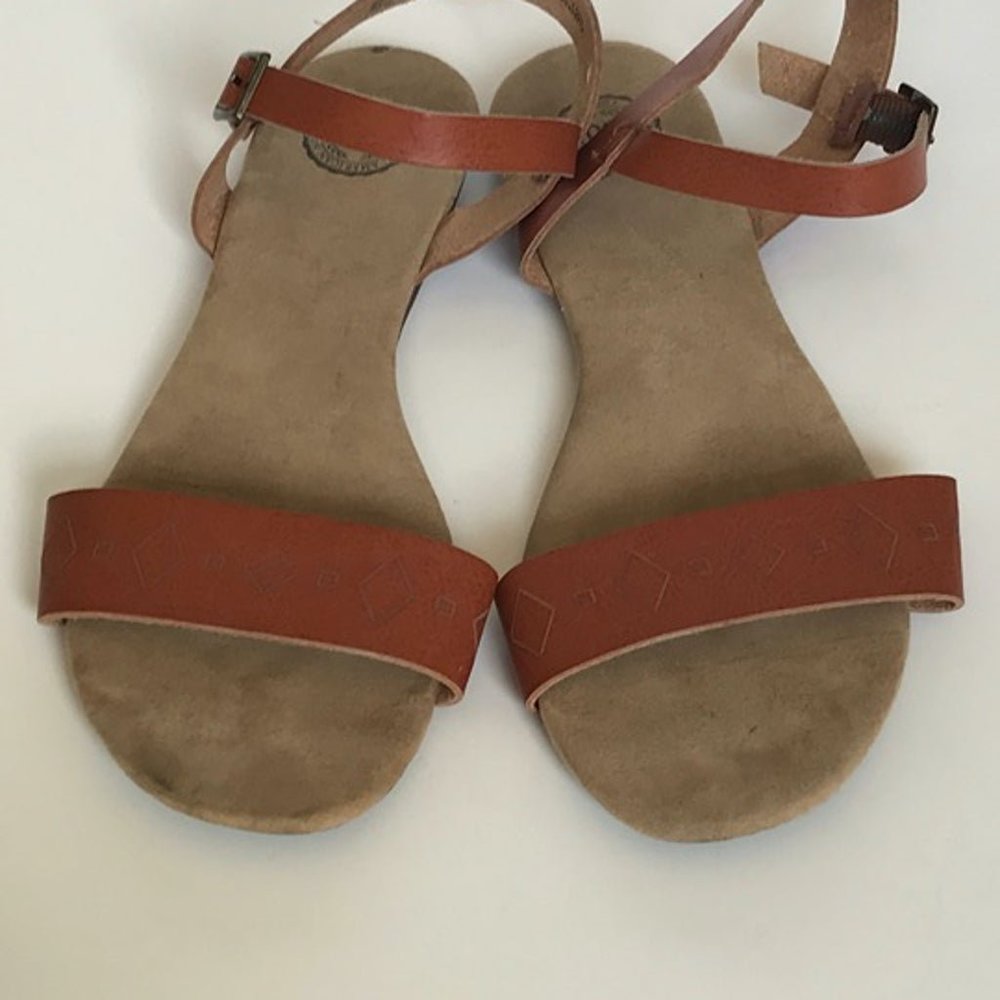 So Flat Sandals Faux Leather Women's size 9 Brown Geometric Strap & Ankle Buckle